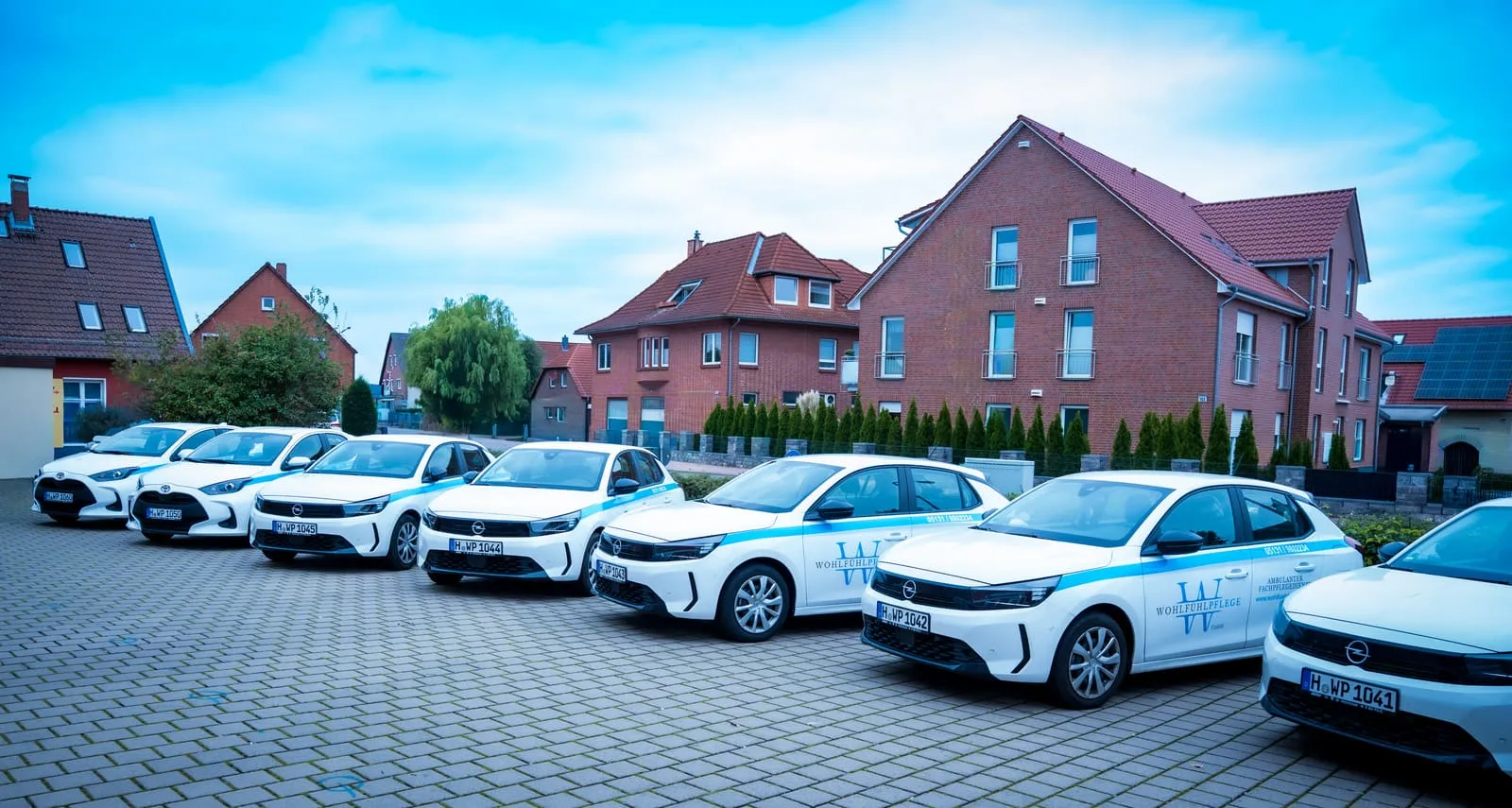Fahrzeuge des Wohlfühlpflege-Fuhrparks vor Wohnhäusern in Garbsen